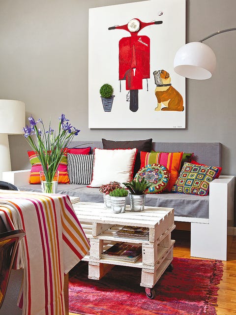 Room, Tablecloth, Interior design, Table, Furniture, Interior design, Wall, Floor, Living room, Linens, 