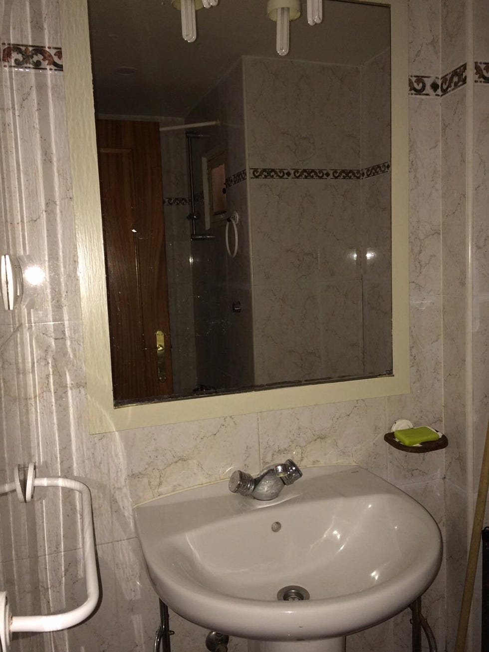 Bathroom, Property, Room, Plumbing fixture, Wall, Sink, Tap, Interior design, Bathroom accessory, Tile, 