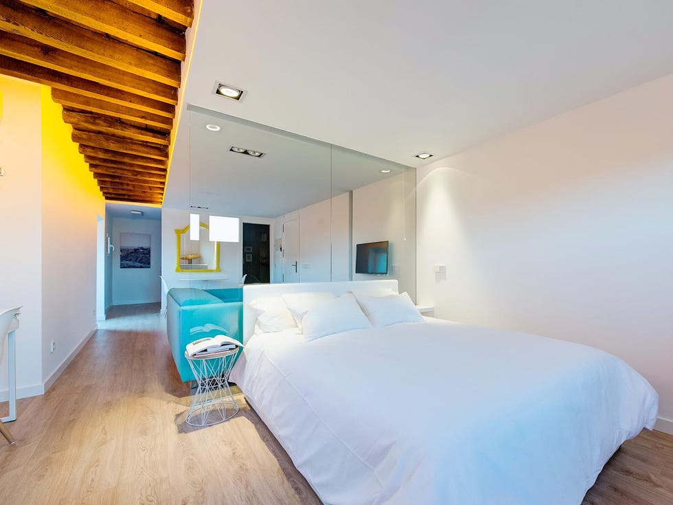 Bedroom, Room, Furniture, Property, Bed, Bed sheet, Interior design, Ceiling, Bedding, Building, 
