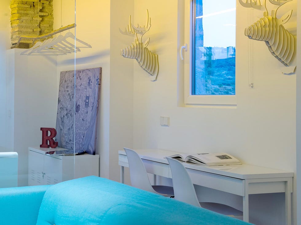 Blue, Room, Turquoise, Yellow, Interior design, Property, Wall, Furniture, Aqua, Azure, 