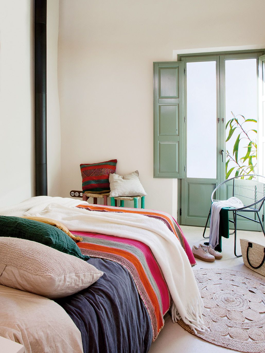 Bedroom, Furniture, Bed, Room, Bed sheet, Bedding, Bed frame, Interior design, Property, Wall, 