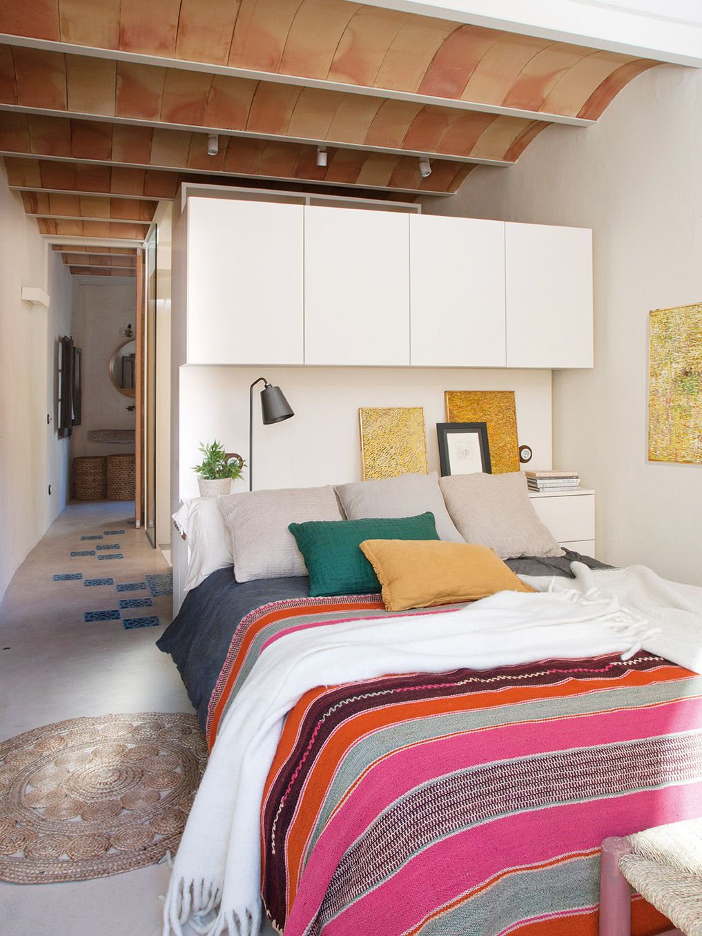 Bedroom, Furniture, Bed, Bed sheet, Room, Bedding, Property, Interior design, Bed frame, Wall, 