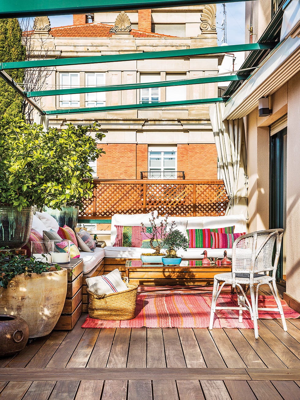 un ático reformado con terrazas salón en la terraza