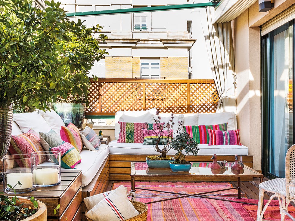 un ático reformado con terrazas salón en la terraza