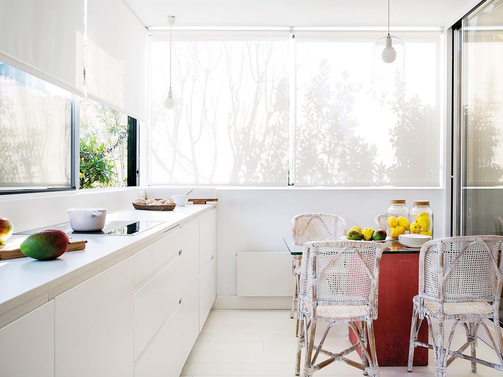 Un ático reformado con terrazas: cocina con office