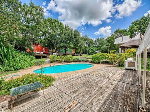 Property, Real estate, House, Estate, Sky, Residential area, Home, Backyard, Grass, Building, 