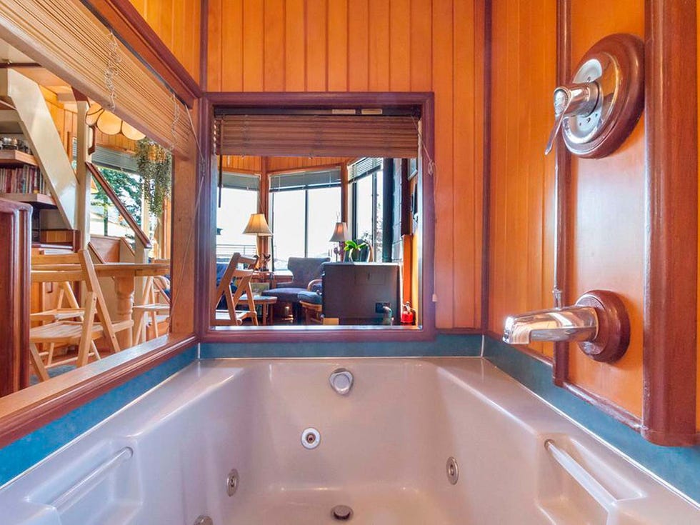 Room, Property, Bathroom, Building, Estate, Real estate, Interior design, House, Home, Jacuzzi, 
