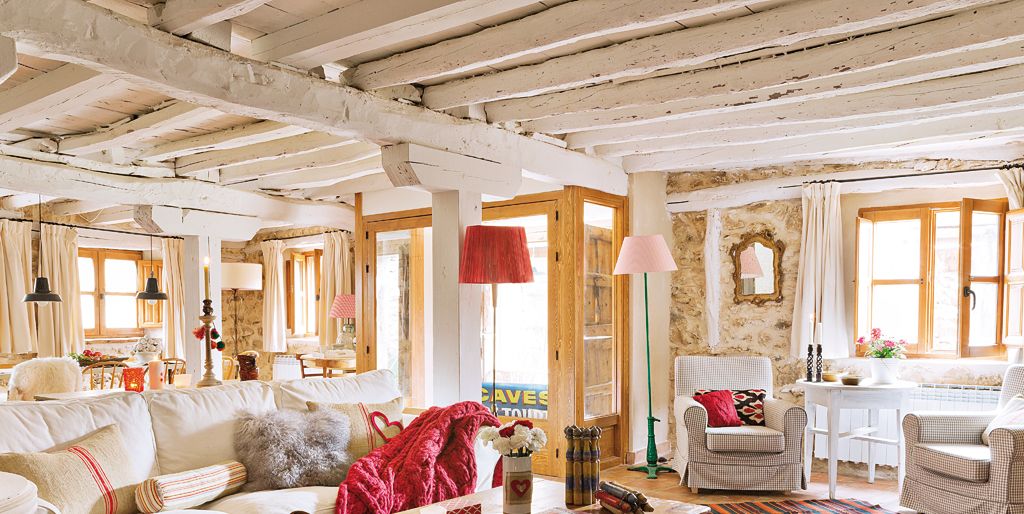 Una casa de campo de piedra y madera con interiores acogedores