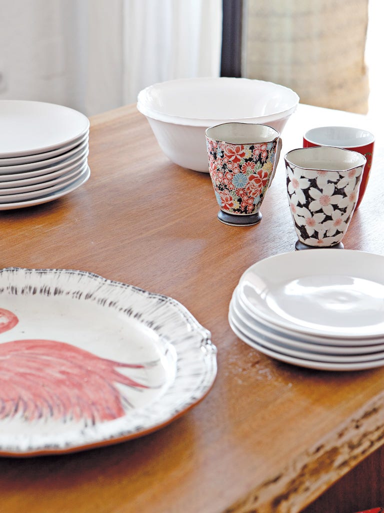 Dishware, Porcelain, Dinnerware set, Plate, Tableware, Platter, Ceramic, Saucer, Serveware, Cup, 