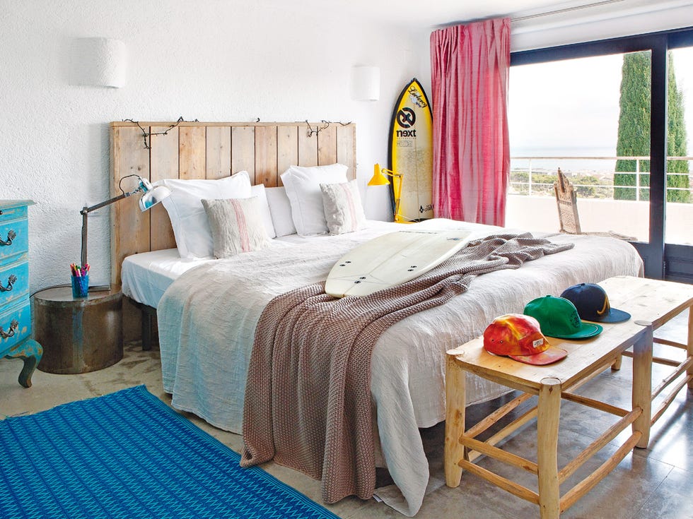 Bedroom, Furniture, Bed, Room, Bed frame, Property, Bed sheet, Interior design, Suite, Wall, 