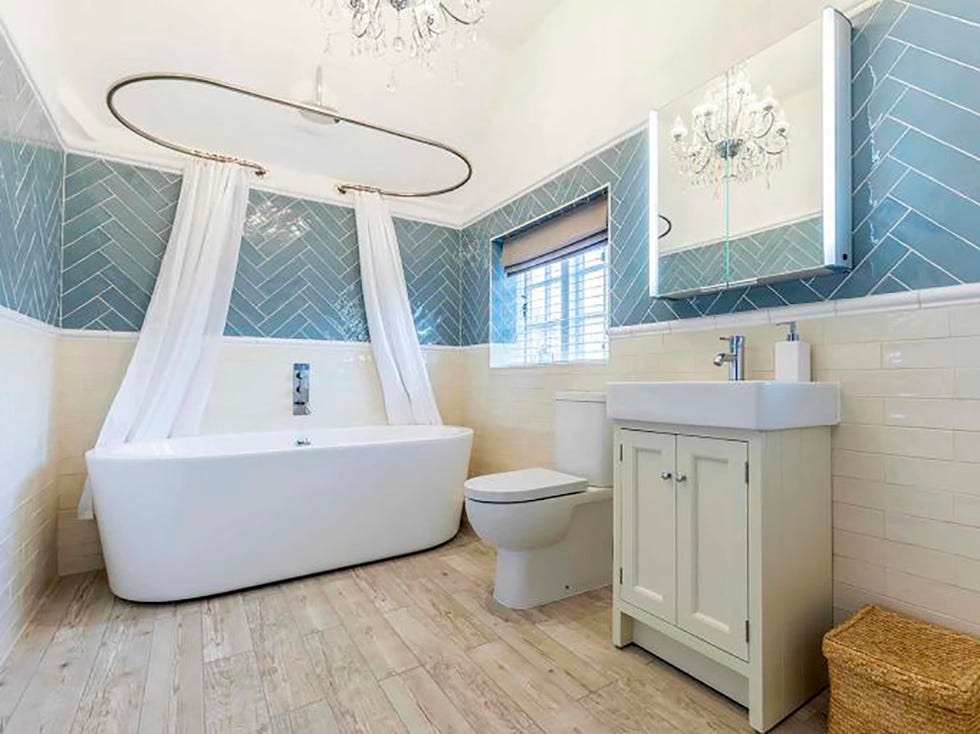 Bathroom, Room, Product, Property, Tile, Interior design, Floor, Plumbing fixture, Bathtub, Toilet, 