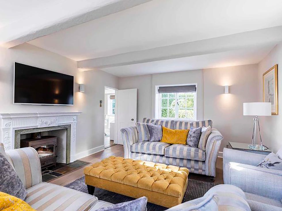 Living room, Furniture, Room, Property, Interior design, Building, Coffee table, Table, Ceiling, Real estate, 