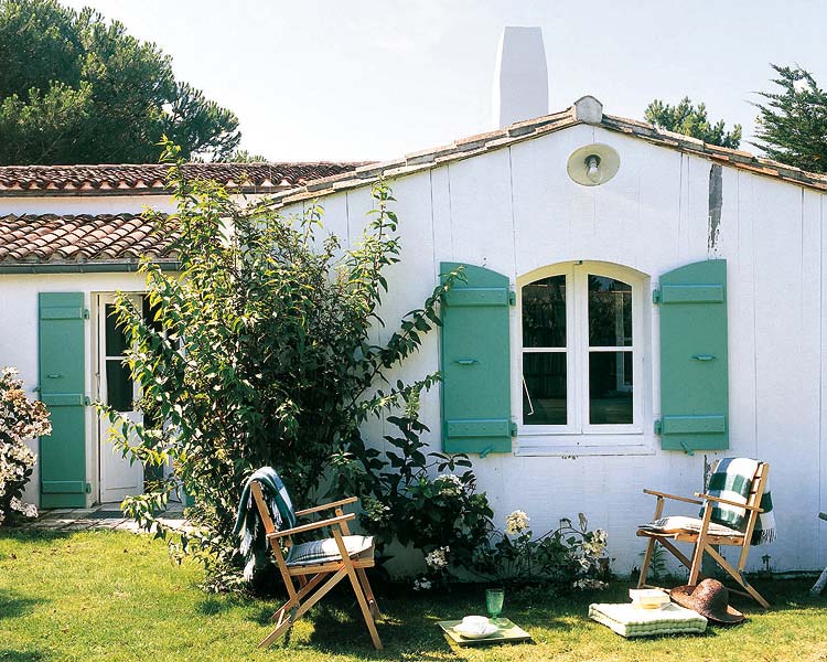 Window, Property, House, Door, Real estate, Home, Fixture, Garden, Backyard, Roof, 