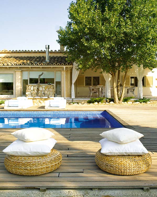 una casa de campo con piscina