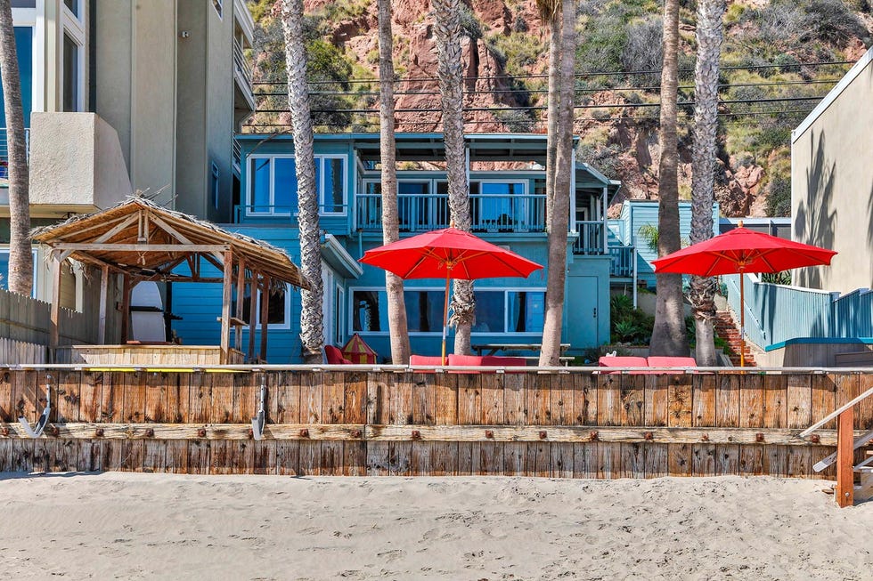 Tree, Vacation, House, Building, Neighbourhood, Leisure, Architecture, Tourism, Wood, Table, 