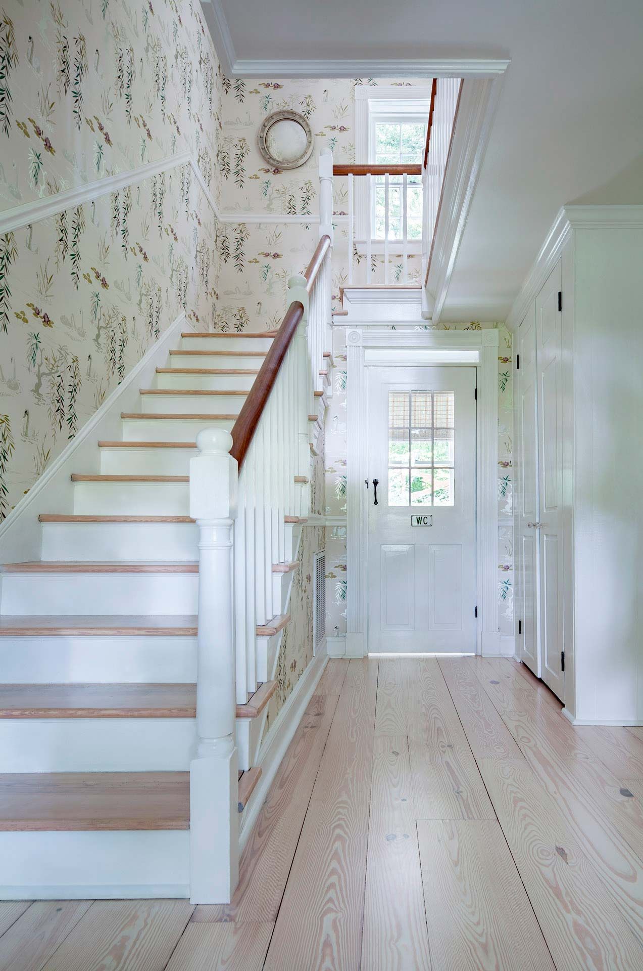 Stairs, Floor, Property, Room, Wood flooring, Interior design, Handrail, Building, House, Wall, 