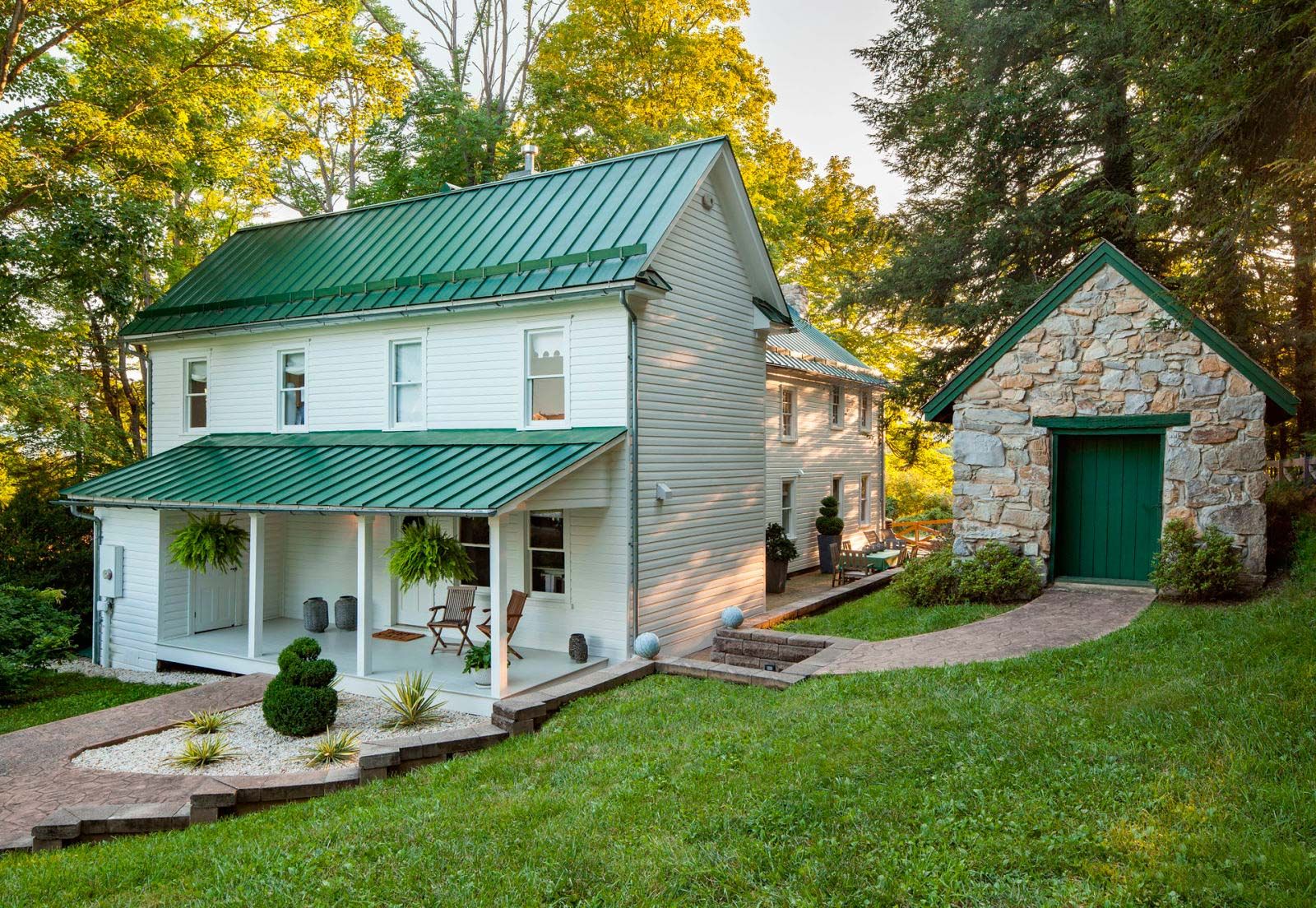 House, Property, Home, Building, Real estate, Cottage, Roof, Siding, Residential area, Farmhouse, 