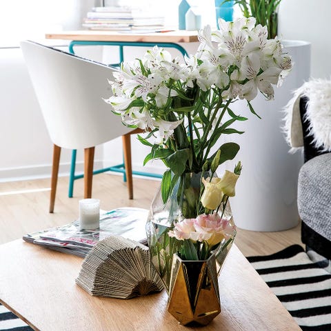 Room, Bouquet, Petal, Flower, Interior design, Cut flowers, Artifact, Interior design, Centrepiece, Flower Arranging, 