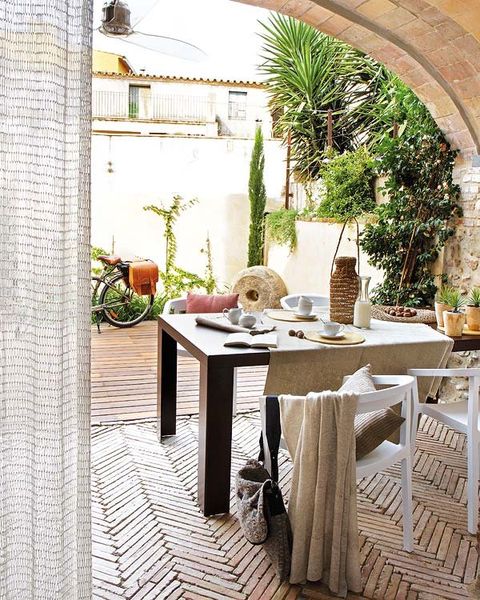 Table, Flowerpot, Tablecloth, Linens, Home accessories, Outdoor table, Houseplant, Desk, Kitchen & dining room table, 
