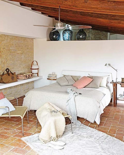 Room, Wood, Floor, Interior design, Wall, Property, Bed, Textile, Bedding, Flooring, 