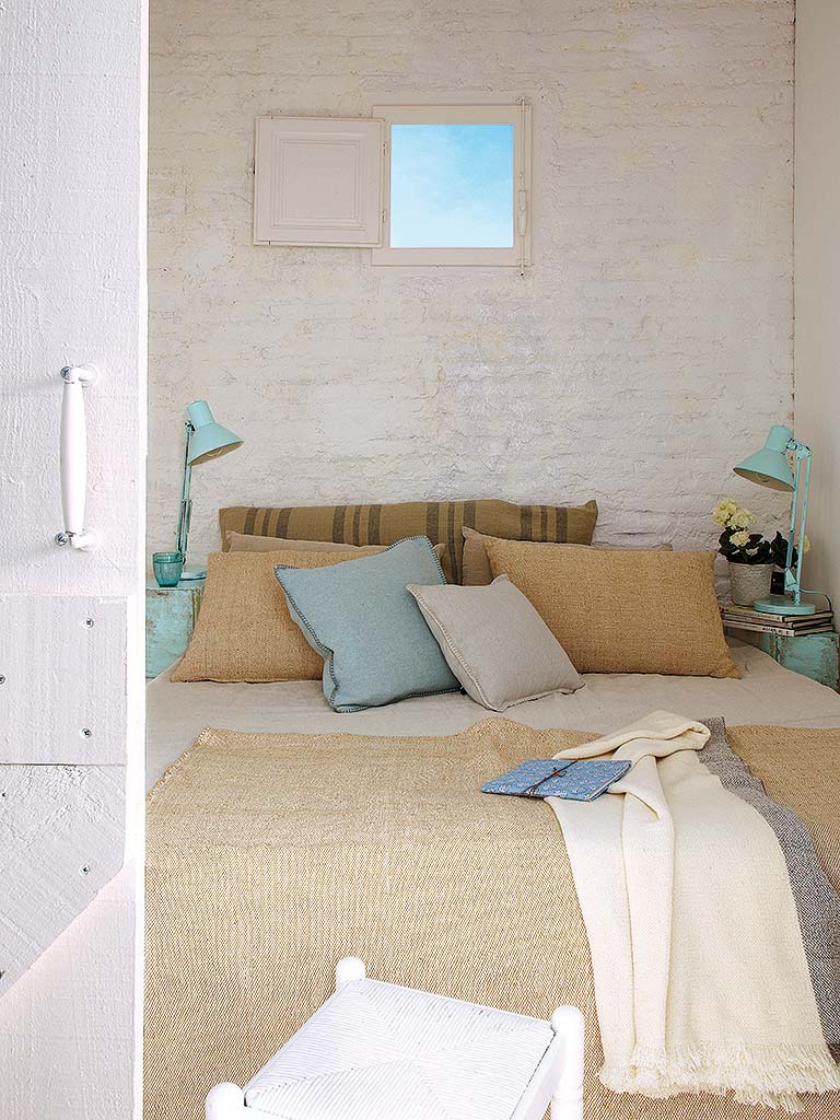 Room, Interior design, Wall, Textile, Linens, Furniture, Bedding, Home, Teal, Bed sheet, 
