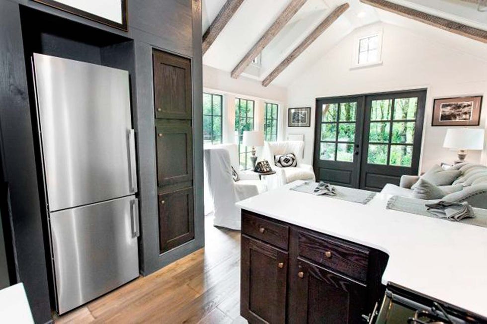 Wood, Room, Floor, Property, Interior design, Architecture, Drawer, White, Glass, Ceiling, 