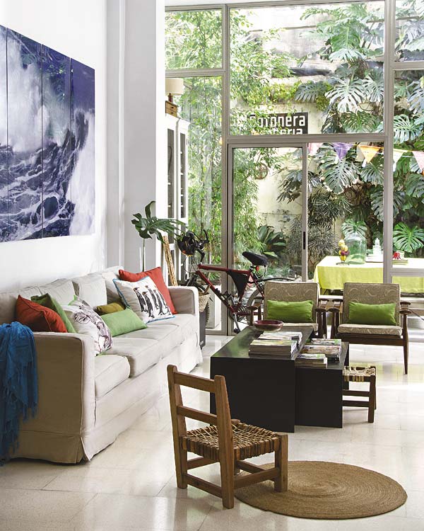 Un salón conectado con el exterior