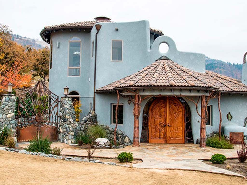 Plant, Door, House, Rural area, Roof, Residential area, Home, Village, Home door, Cottage, 