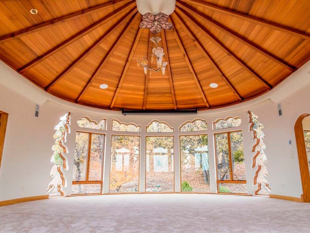 Interior design, Ceiling, Daylighting, Fixture, Art, Hall, Light fixture, Molding, Visual arts, Symmetry, 
