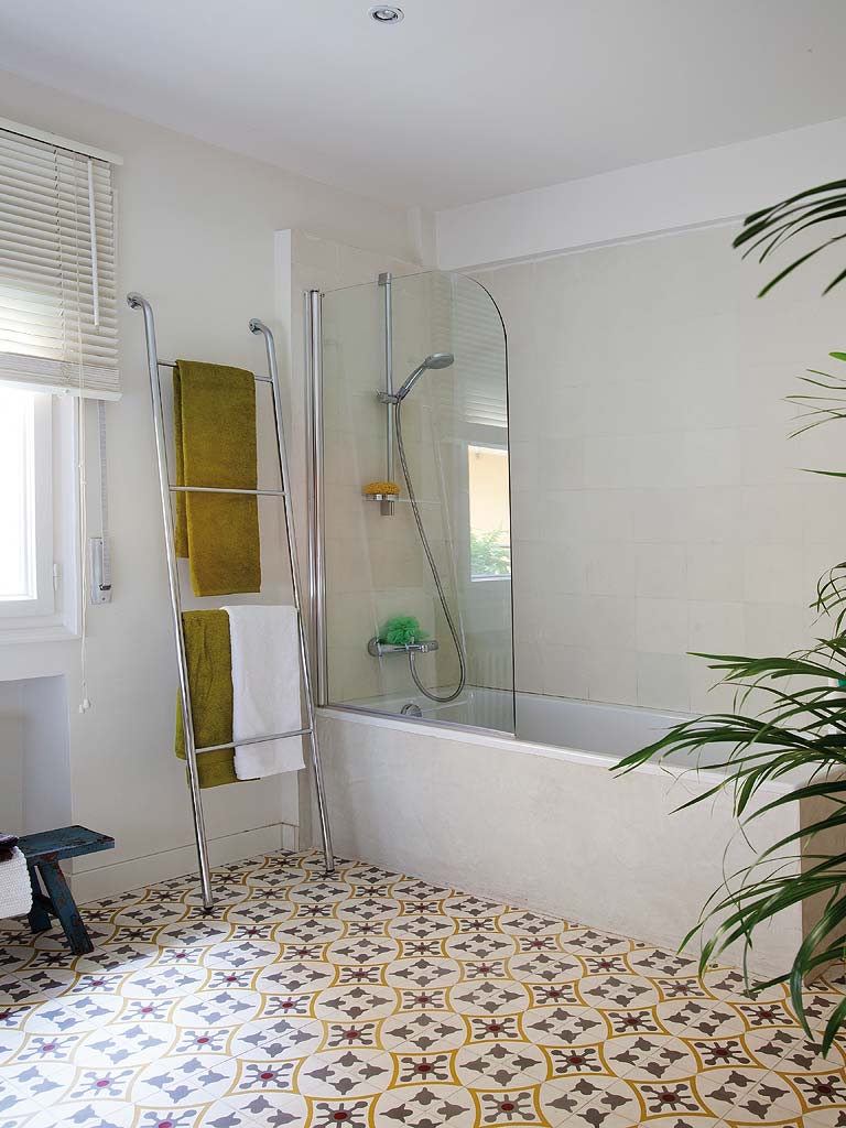 Bathroom, Room, Property, Tile, Floor, Interior design, Building, House, Ceiling, Wall, 