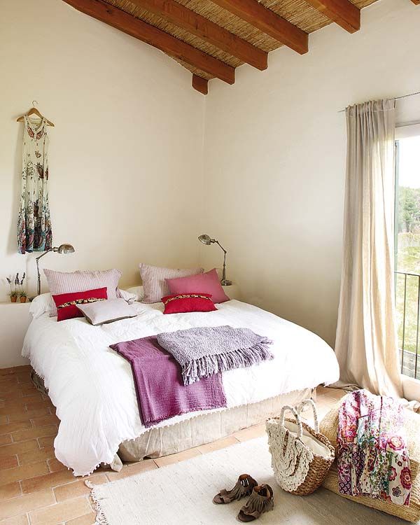 Room, Interior design, Bed, Property, Bedding, Textile, Floor, Bedroom, Wall, Bed sheet, 