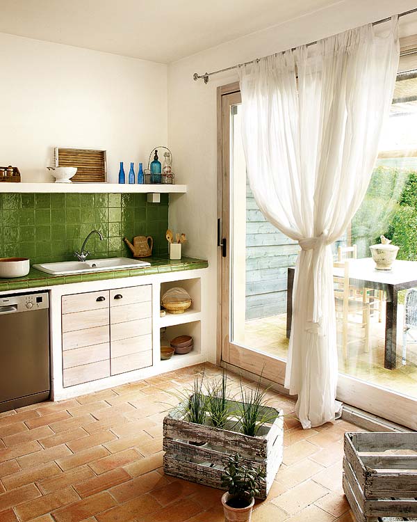 cocina de campo en verde y blanco con cortinas blancas