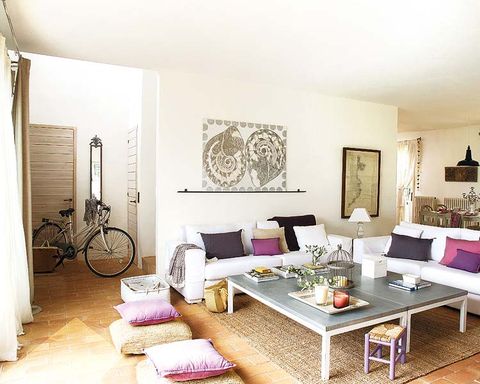 Room, Interior design, Bicycle wheel rim, Bicycle wheel, Floor, Furniture, Living room, Table, Wall, Bicycle tire, 