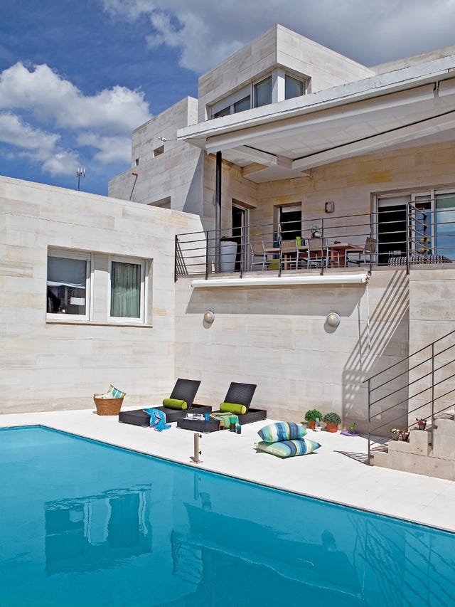 Una casa familia con piscina