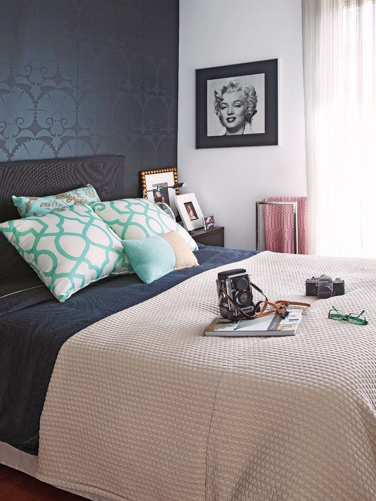 Bedroom, Furniture, Bed, Bed sheet, Room, Bedding, Interior design, Property, Bed frame, Wall, 