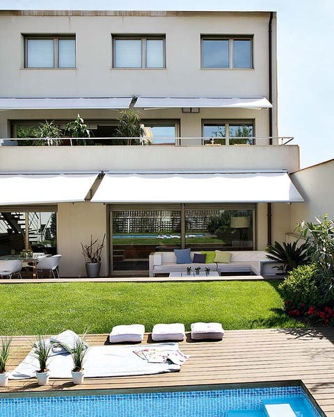 Plant, Property, Real estate, Facade, Home, Swimming pool, Residential area, Outdoor furniture, Apartment, Garden, 