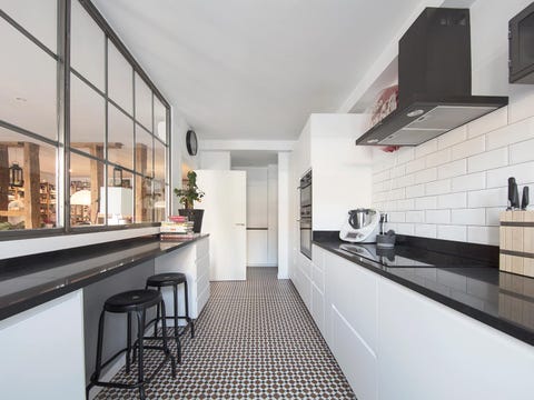 la cocina en casa de los javis está decorada en blanco
