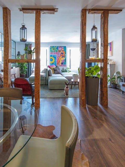 las vigas de madera del salón son elementos de diseño en casa de los javis