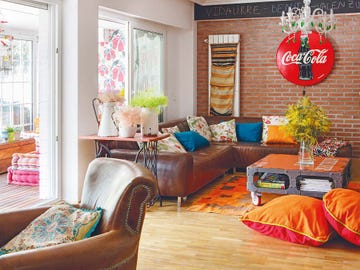 una casa con estética loft y colores alegres