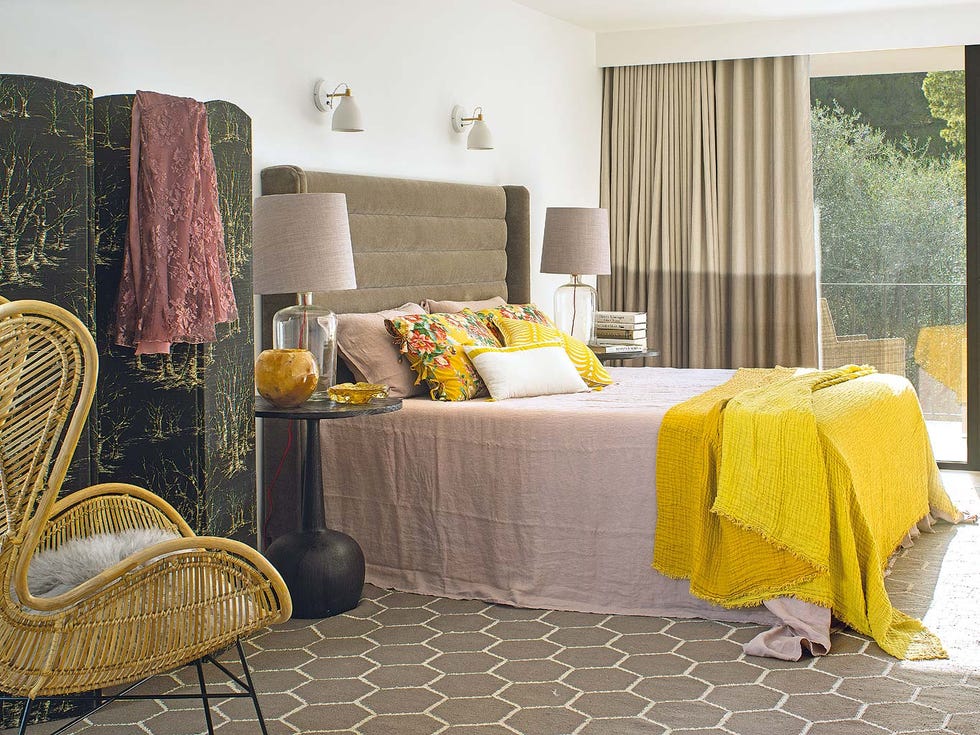 dormitorio con salida al jardín