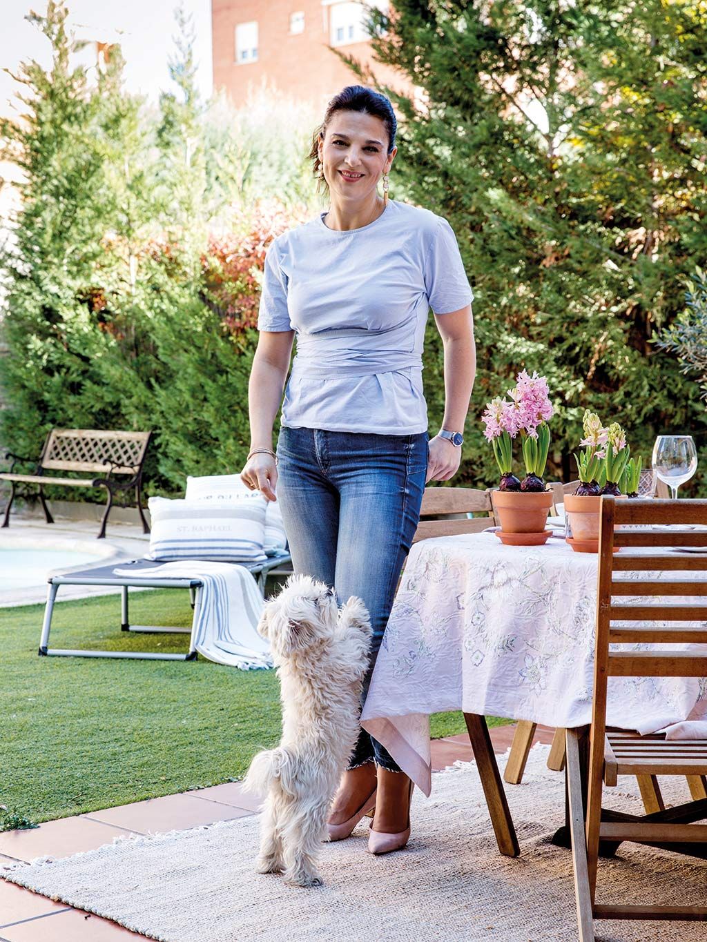 Jeans, Denim, Clothing, Canidae, Dog, Shoulder, Leg, Fashion, Summer, Companion dog, 