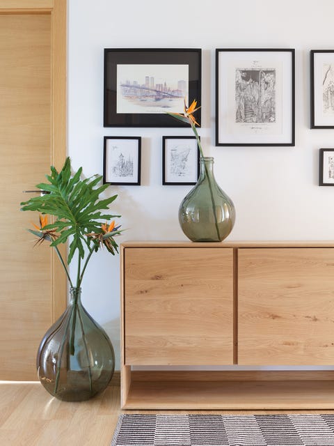 Shelf, Furniture, Wall, Room, Floor, Interior design, Table, Wood, Flooring, Tile, 