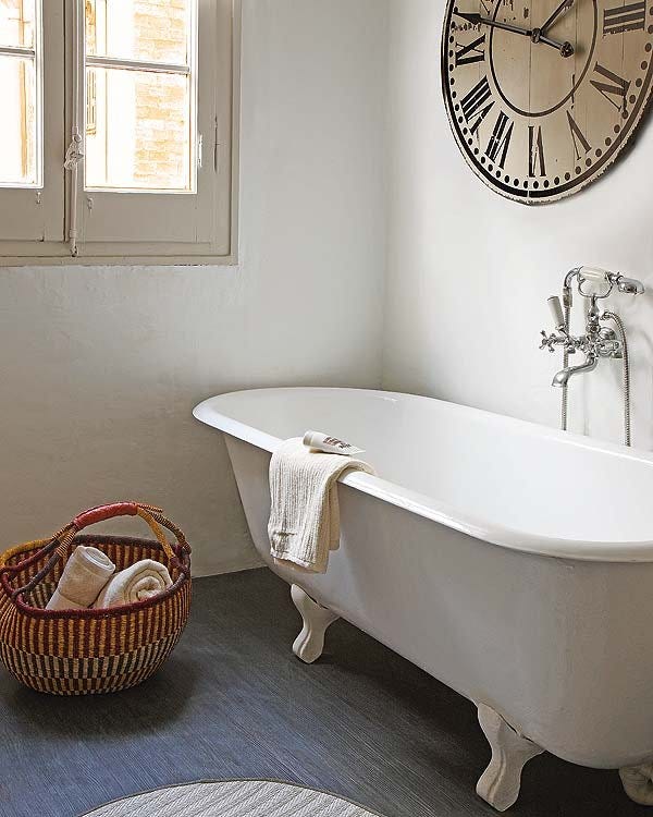 Product, Property, Room, Floor, Interior design, Bathtub, Wall, Basket, Bathtub accessory, Wall clock, 