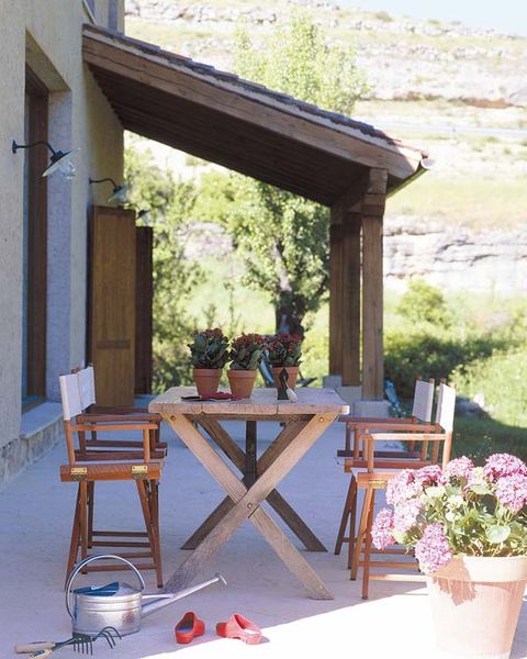 Flowerpot, Wood, Hardwood, Chair, Outdoor table, Houseplant, Shade, Outdoor furniture, Vase, Flower Arranging, 