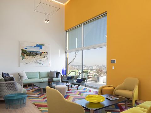 Casa moderna con colores, salón con vistas