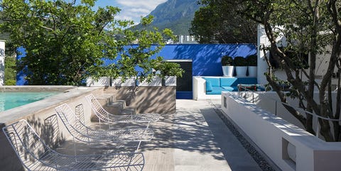 Casa moderna de colores: jardín con piscina Casa moderna de colores: jardín con piscina