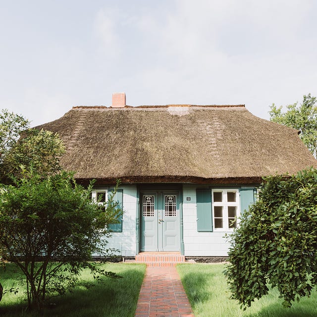 Property, House, Cottage, Home, Roof, Thatching, Building, Residential area, Farmhouse, Real estate, 