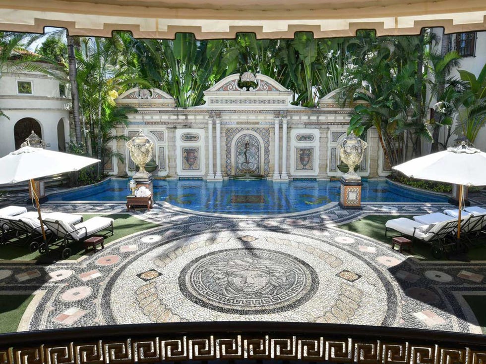 Building, Architecture, Courtyard, Mansion, Estate, Tourism, Water feature, Palace, House, Vacation, 