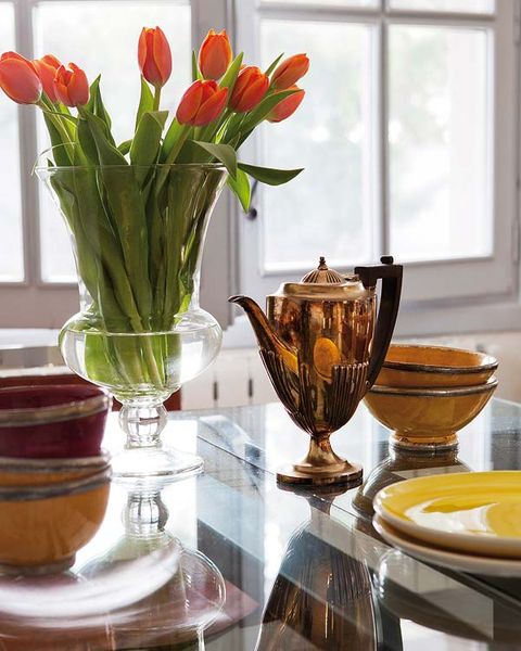 Serveware, Petal, Flower, Interior design, Artifact, Bouquet, Dishware, Vase, Centrepiece, Cut flowers, 