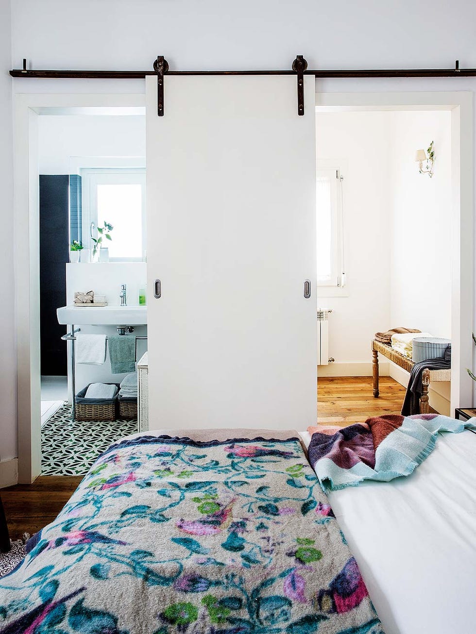 de casa antigua a vivienda moderna dormitorio